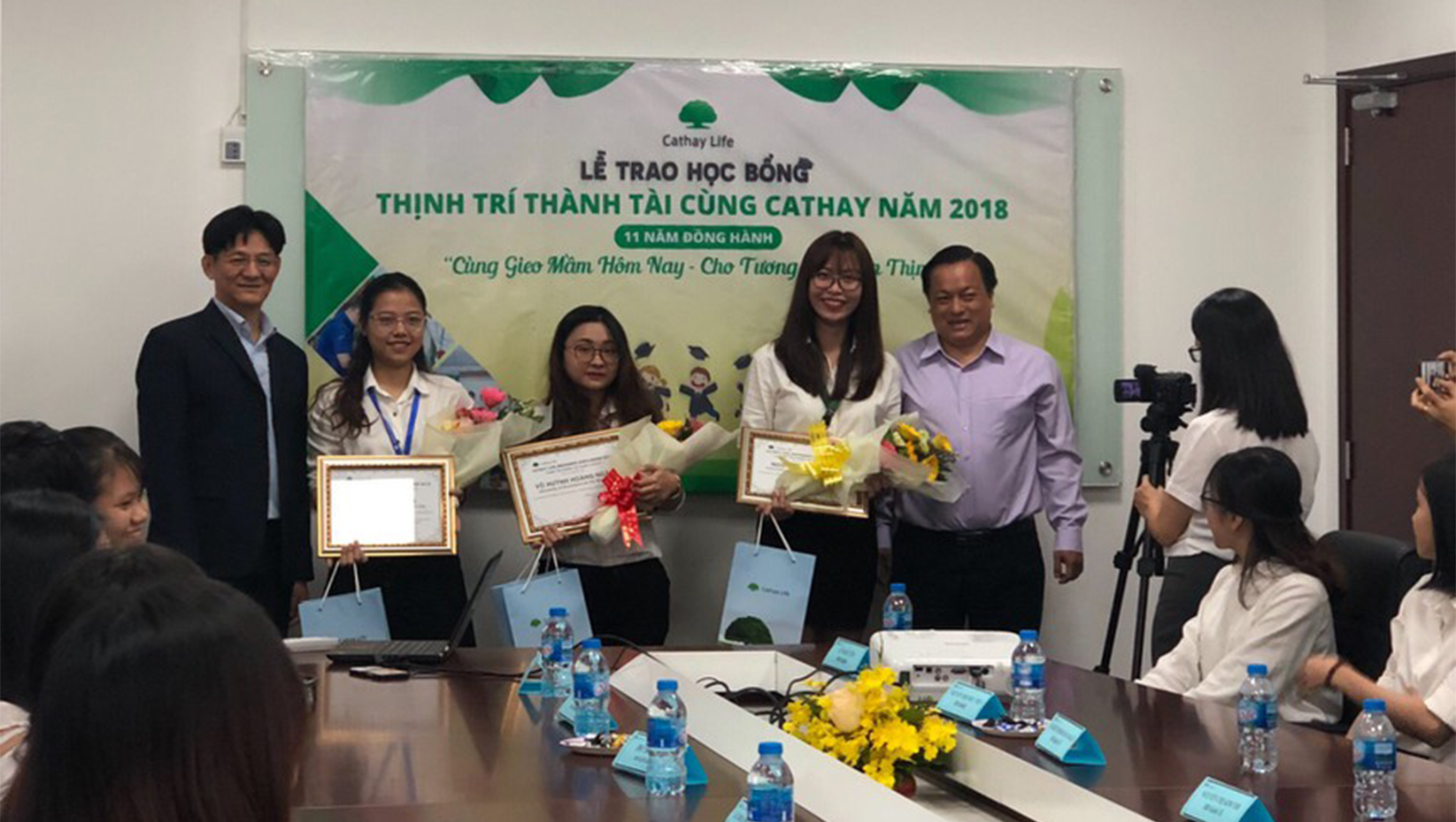 cathay-life-viet-nam-trao-hoc-bong-“thinh-tri-thanh-tai”-cho-34-sinh-vien-vuot-kho-4jbaz